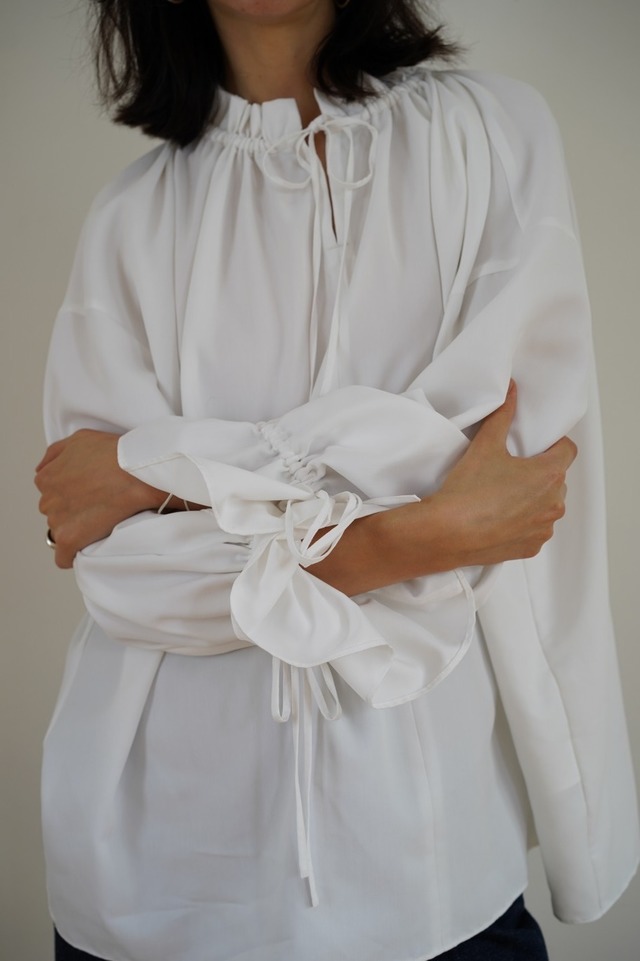 レディなブラウスで気分を上げよう。シャーリングたっぷりの 「2WAY