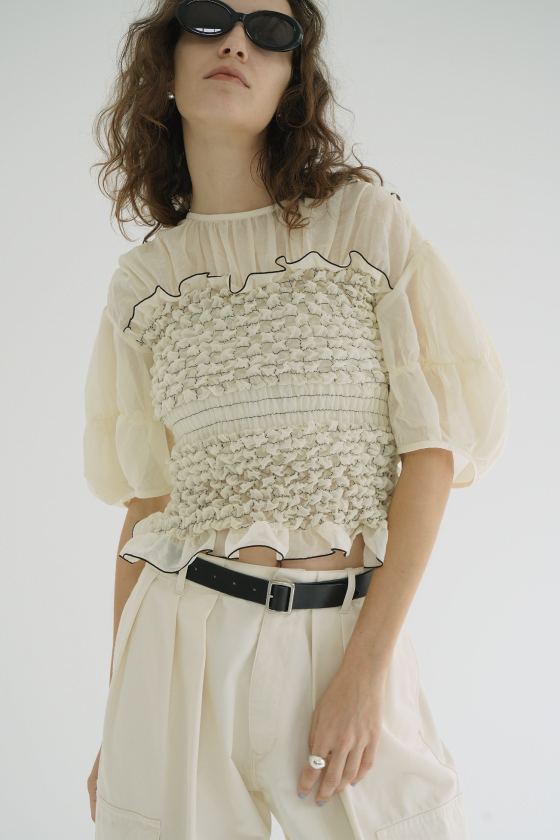 8月5日(火)発売アイテムのご紹介。 配色ステッチが映えるシャーリング