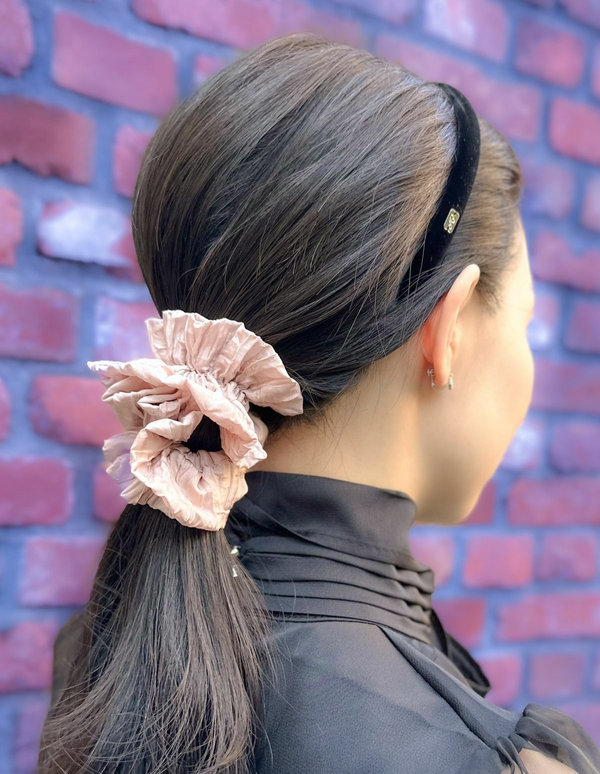 忙しい朝でも簡単にできるシュシュヘアアレンジ | acca（アッカ