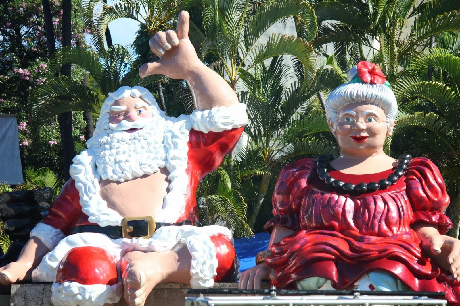 サンタも水浴び？南国ハワイの楽しいクリスマス