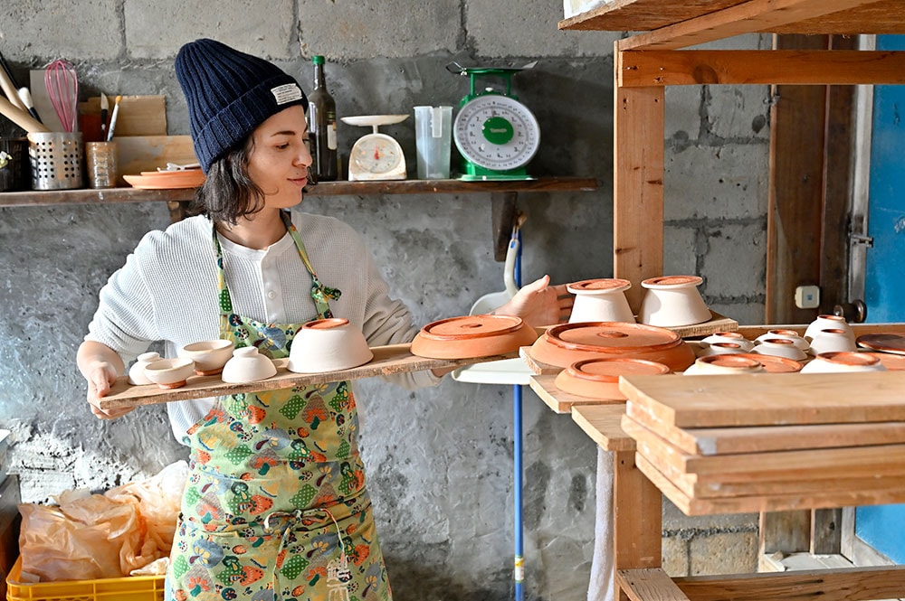 沖縄市・南島焼「NANTOUYAKI」 思わず手に取りたくなる ポップな島の