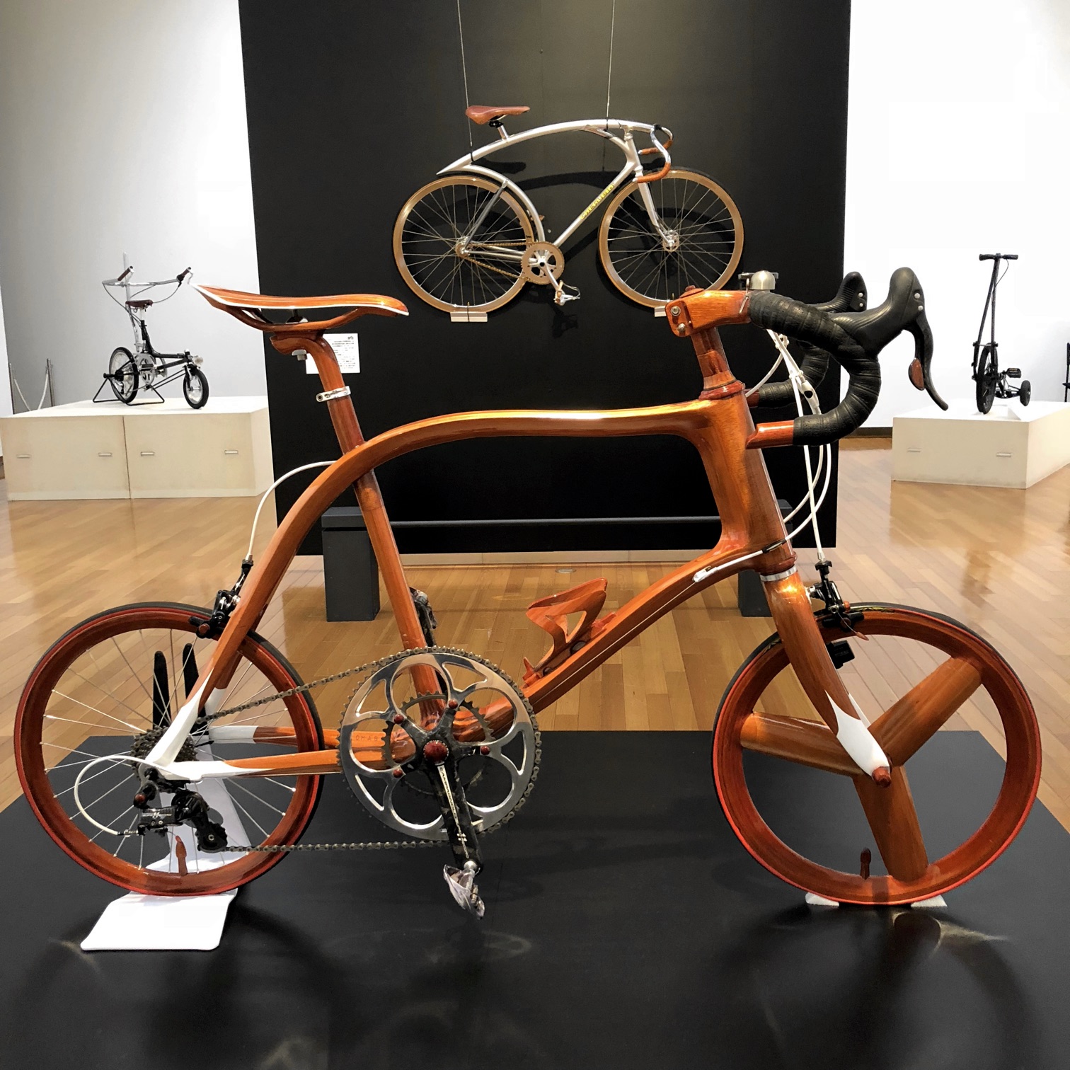 SANOMAGICのマホガニー自転車 – Critical Cycling