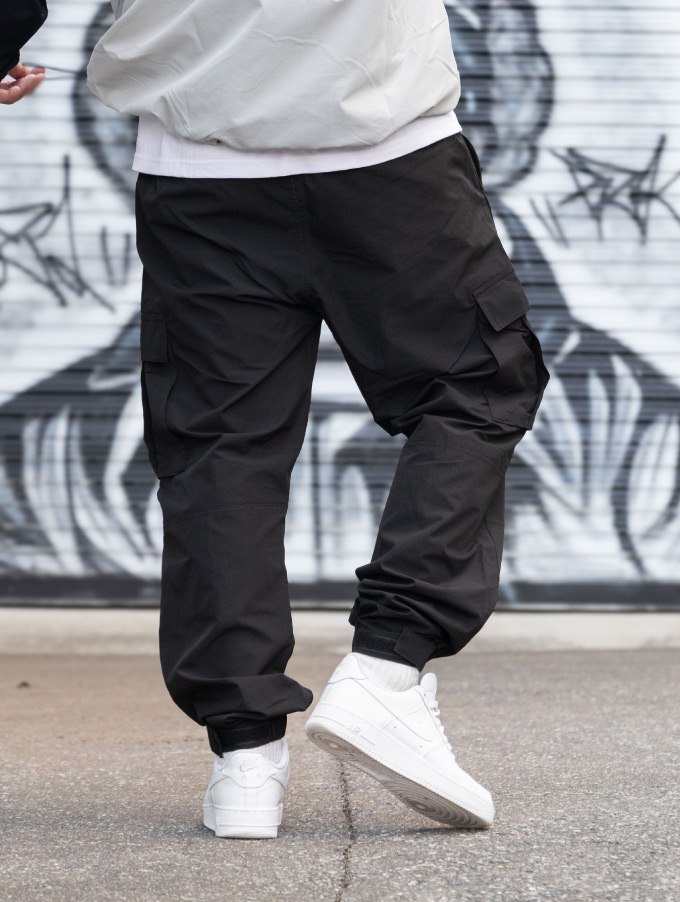 軽量かつ耐性も高いリップストップナイロンを使用したカーゴパンツ!