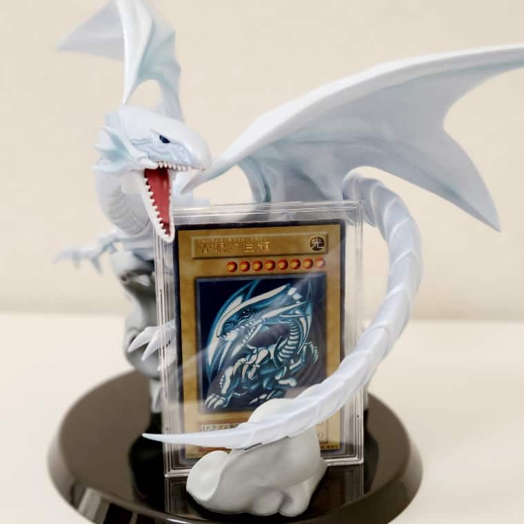 遊戯王】一番くじB賞の青眼の白龍フィギュアがTCGディスプレイにも