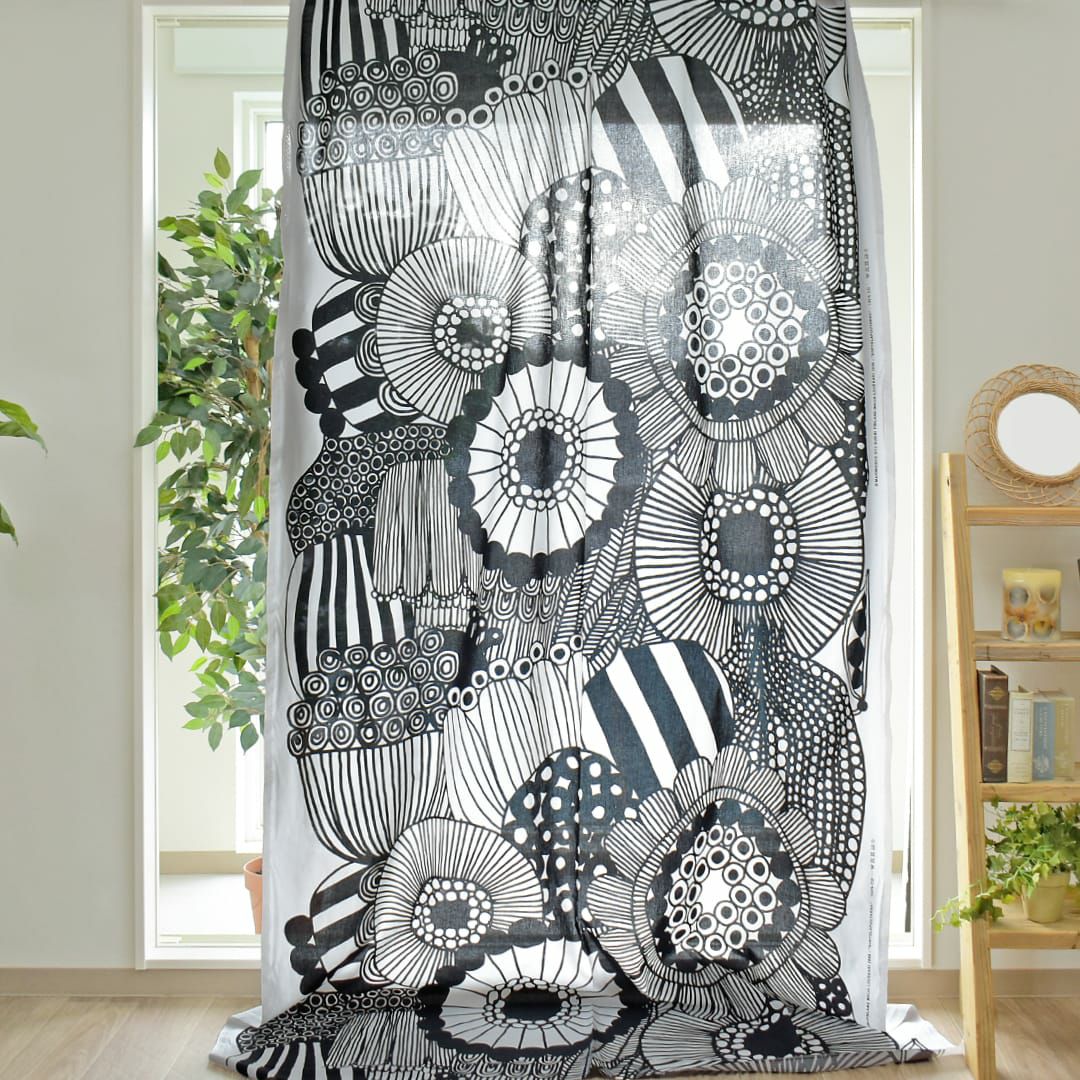 線画で力強く描かれた花や野菜のモチーフが美しく大胆なカーテン