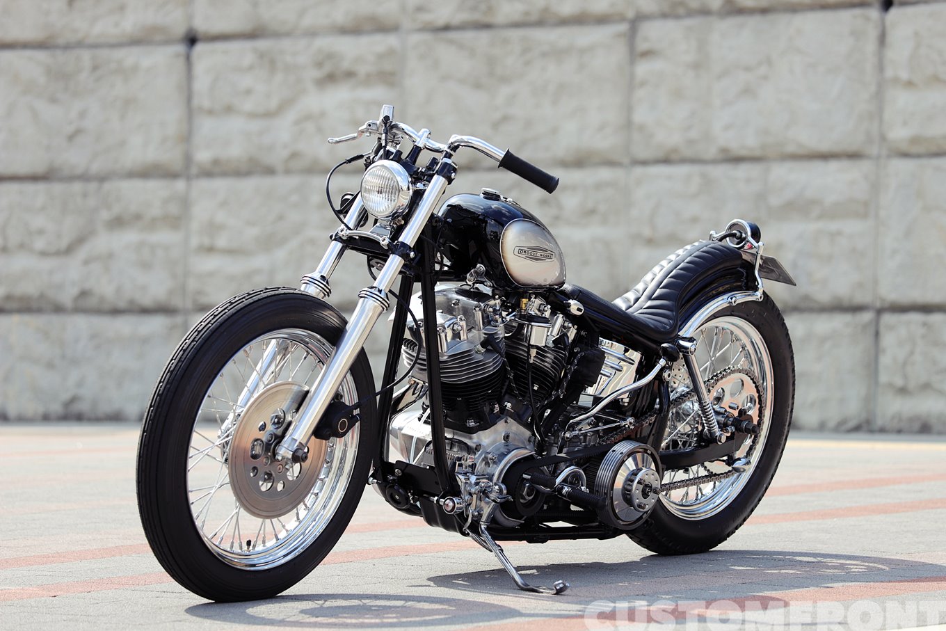 ハーレー ショベルヘッド4速フレームのカスタムバイク FLH 1980年