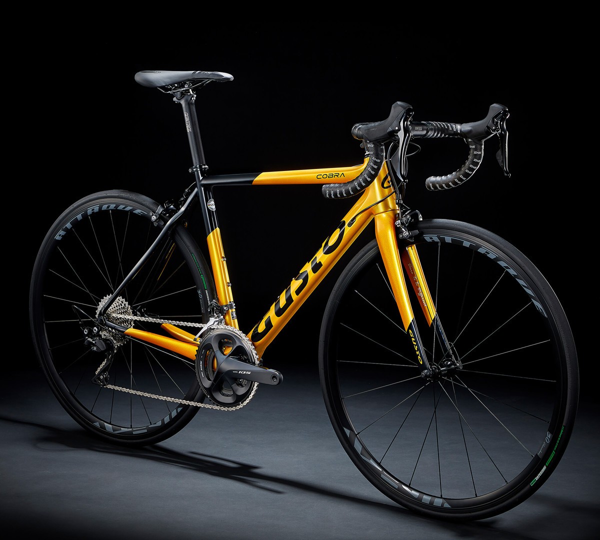 コスパ抜群！東レカーボンを採用しフレーム重量わずか950gの「COBRA