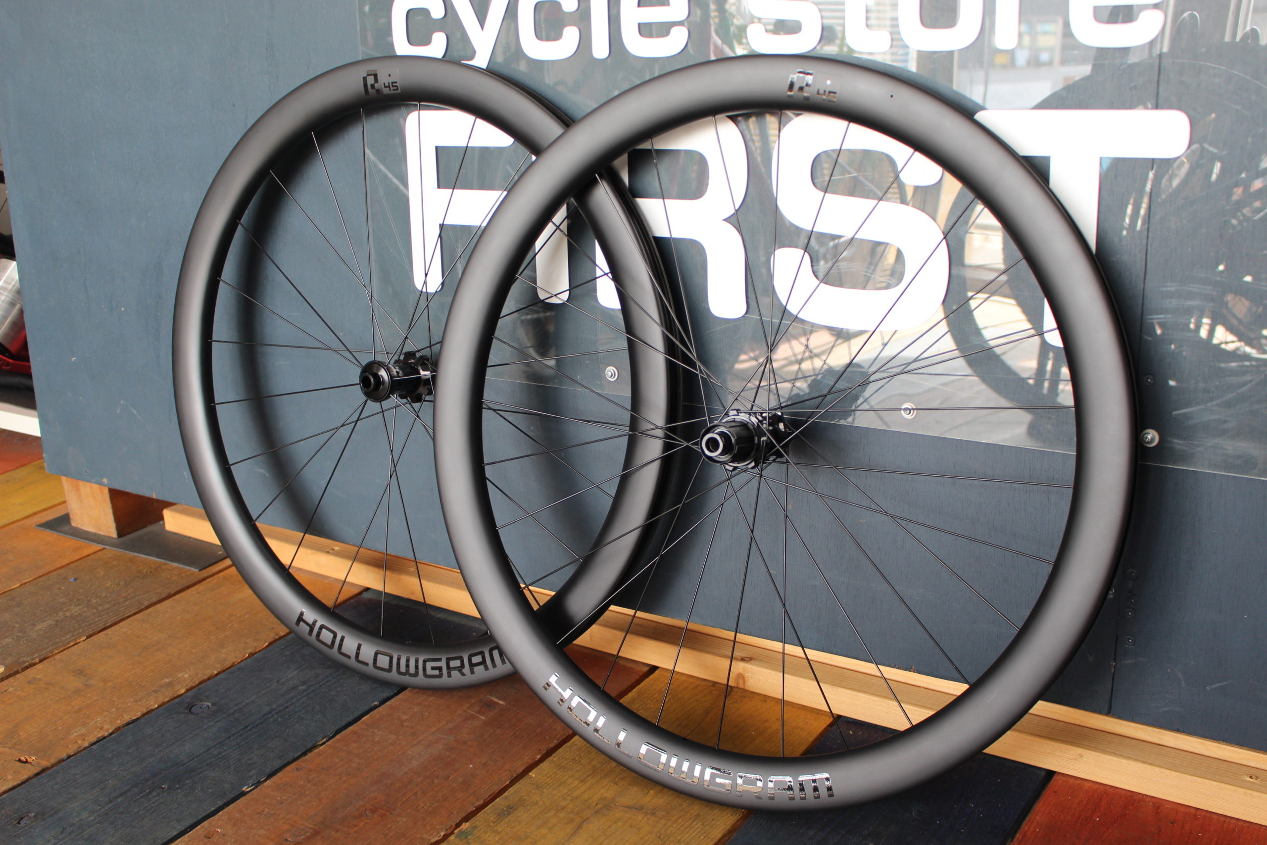 脅威のコストパフォーマンス！キャノンデール ホログラム R45 ホイール