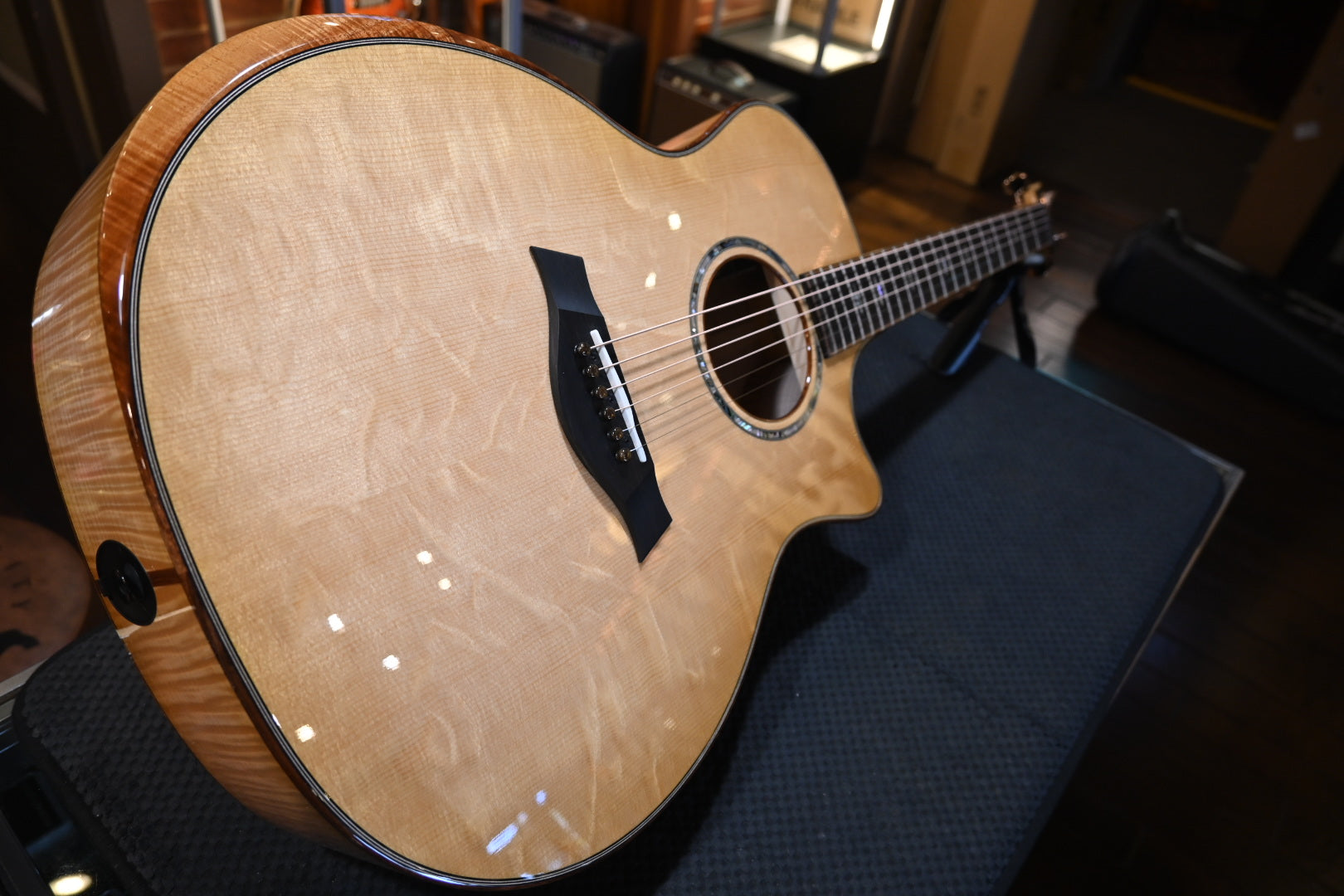 Taylor Custom GA Grand Auditorium Bearclaw Spruce/Big Leaf Maple