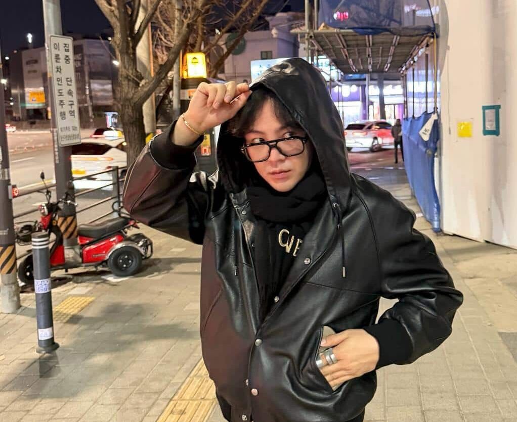 チャン・グンソク、レザージャケットで夜の街に溶け込む洗練された存在