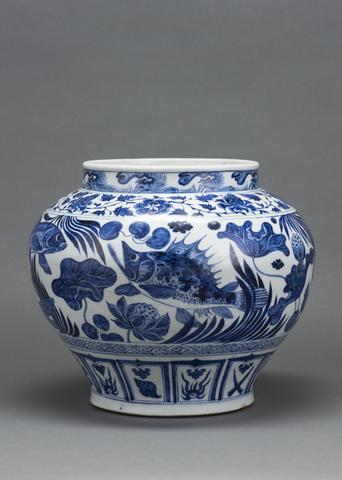 重要文化財 青花 蓮池魚藻文 壺 元時代・14世紀／景徳鎮窯（住友