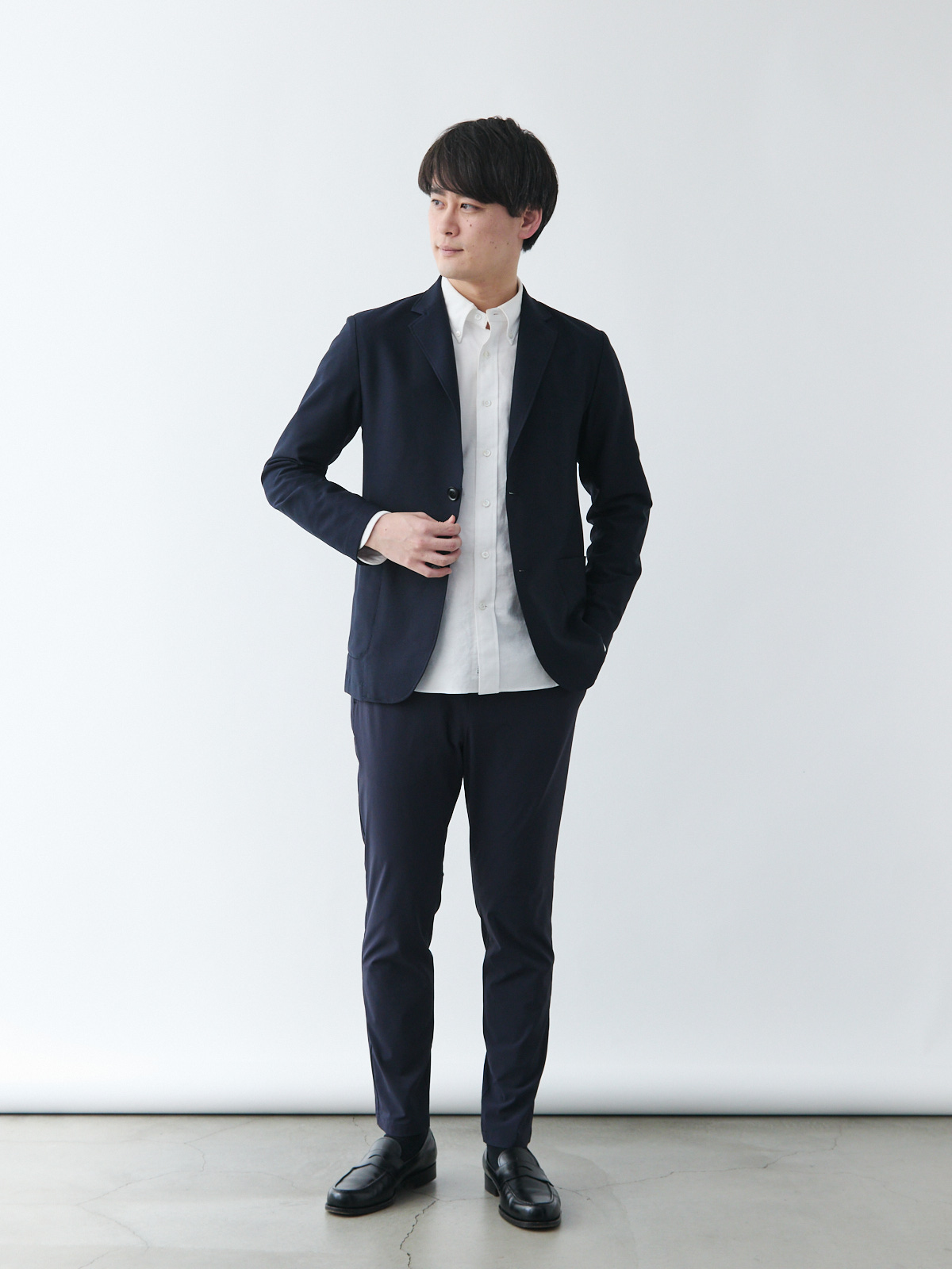 スマートシルエットの超軽量ストレッチパンツ/スリムフィット/ネイビー