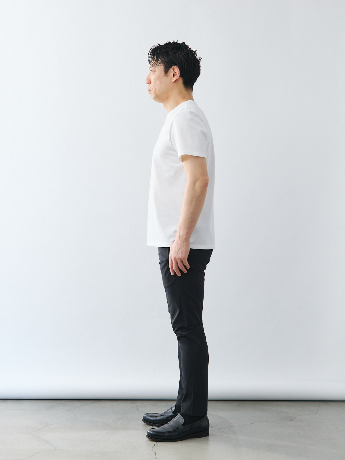 スマートシルエットの超軽量ストレッチパンツ/スリムフィット/ブラック