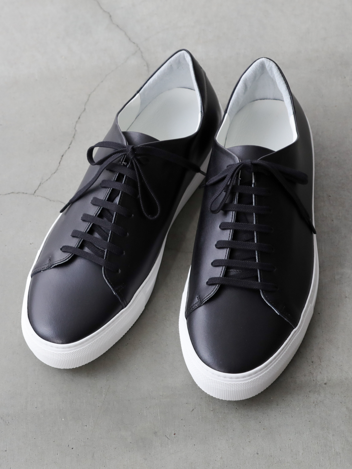 ブライトウェイ ドレス仕立てのレザースニーカー (MEN)/ブラック