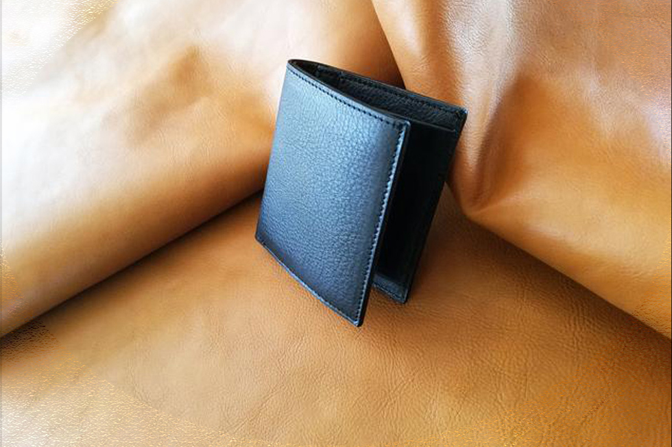 まるで香水をつけたようなヌメ革財布！ダヴィンチファーロの二つ折り