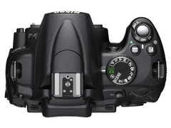 ニコン、バリアングル液晶搭載のエントリー一眼「D5000」