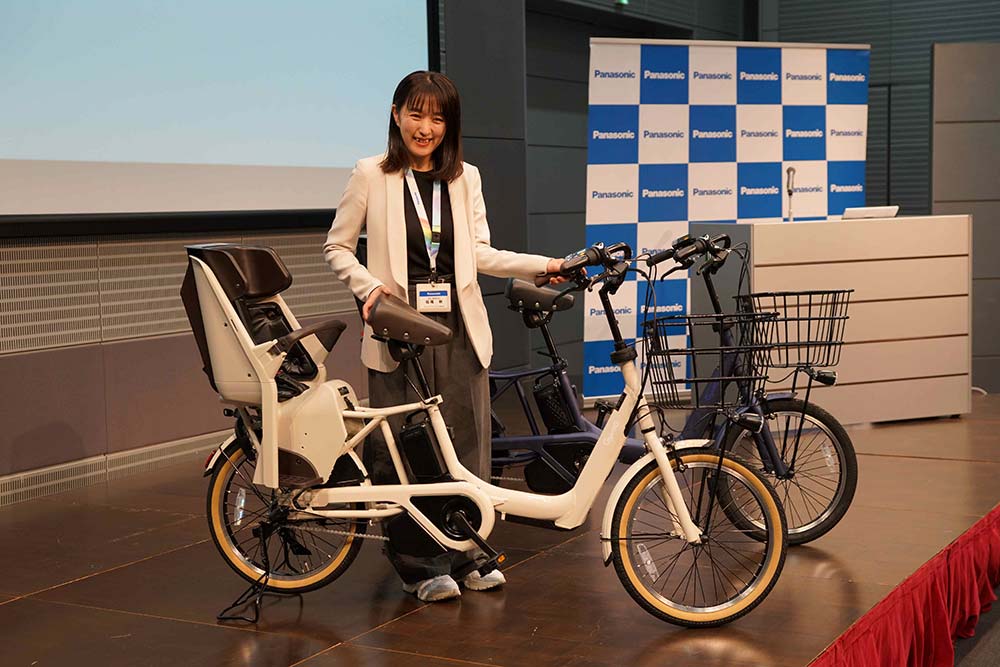 子育て中の女性社員が集まって企画」 パナの電動自転車新型、幼児2人