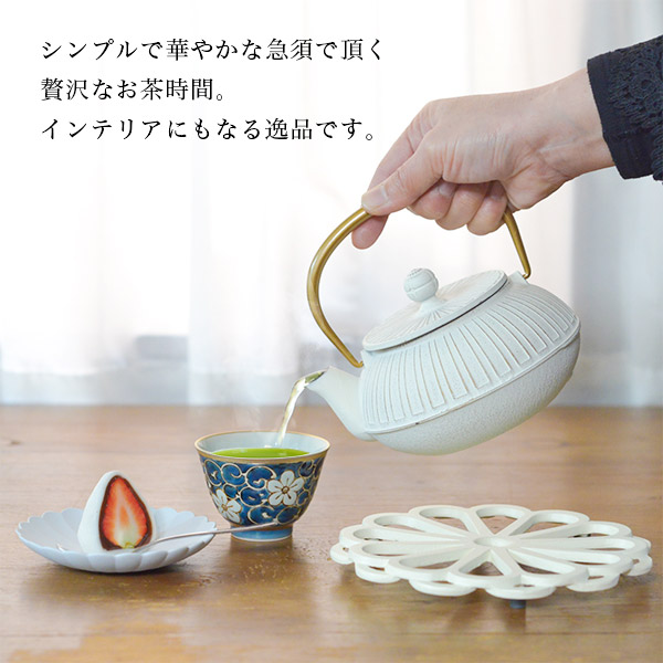 送料無料】 急須5型 菊 金/麻色 茶こし付 / 岩鋳 ティーポット お茶