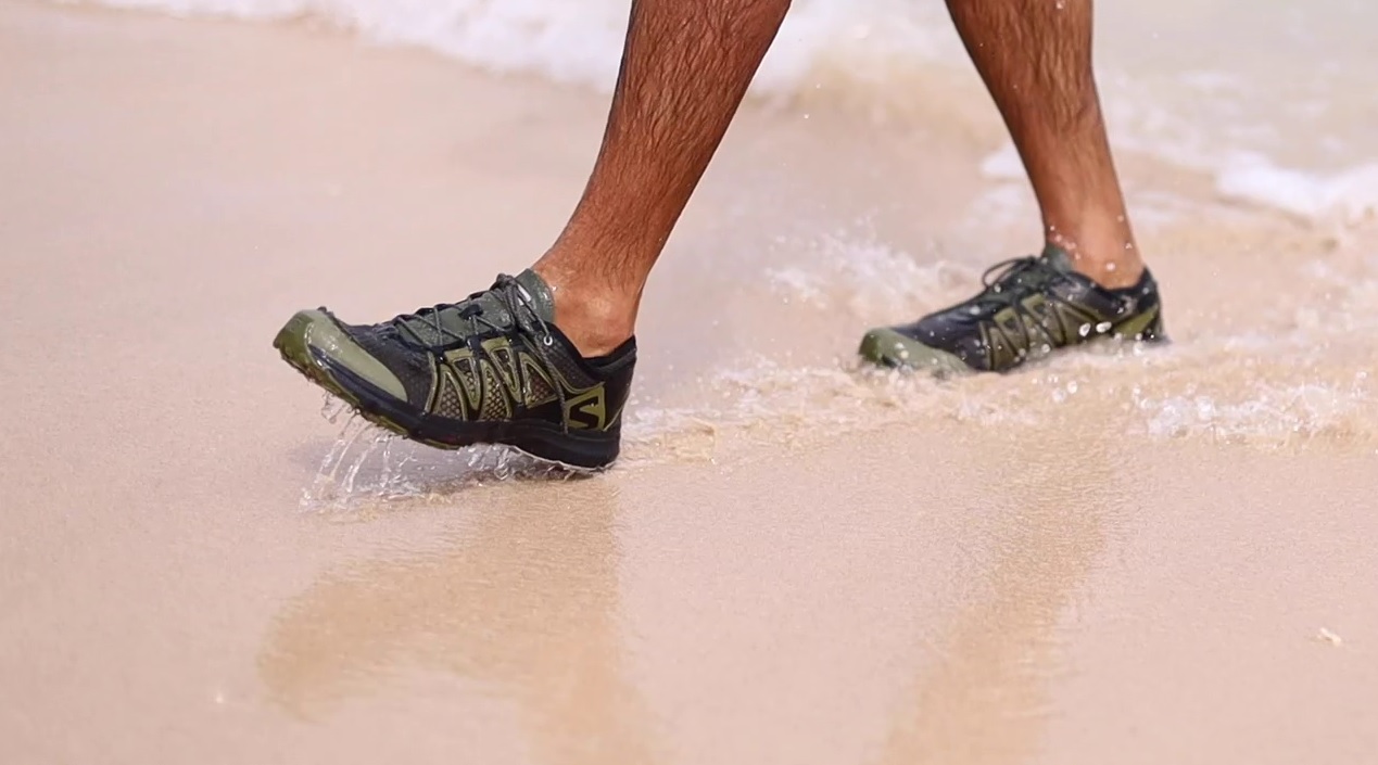 サロモンからサンダルのように履ける新感覚ウォーターシューズ