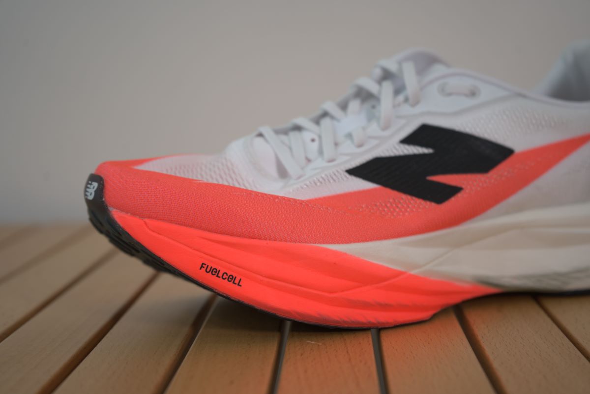 ニューバランス『FuelCell SuperComp Elite v5』徹底解説！軽量性や
