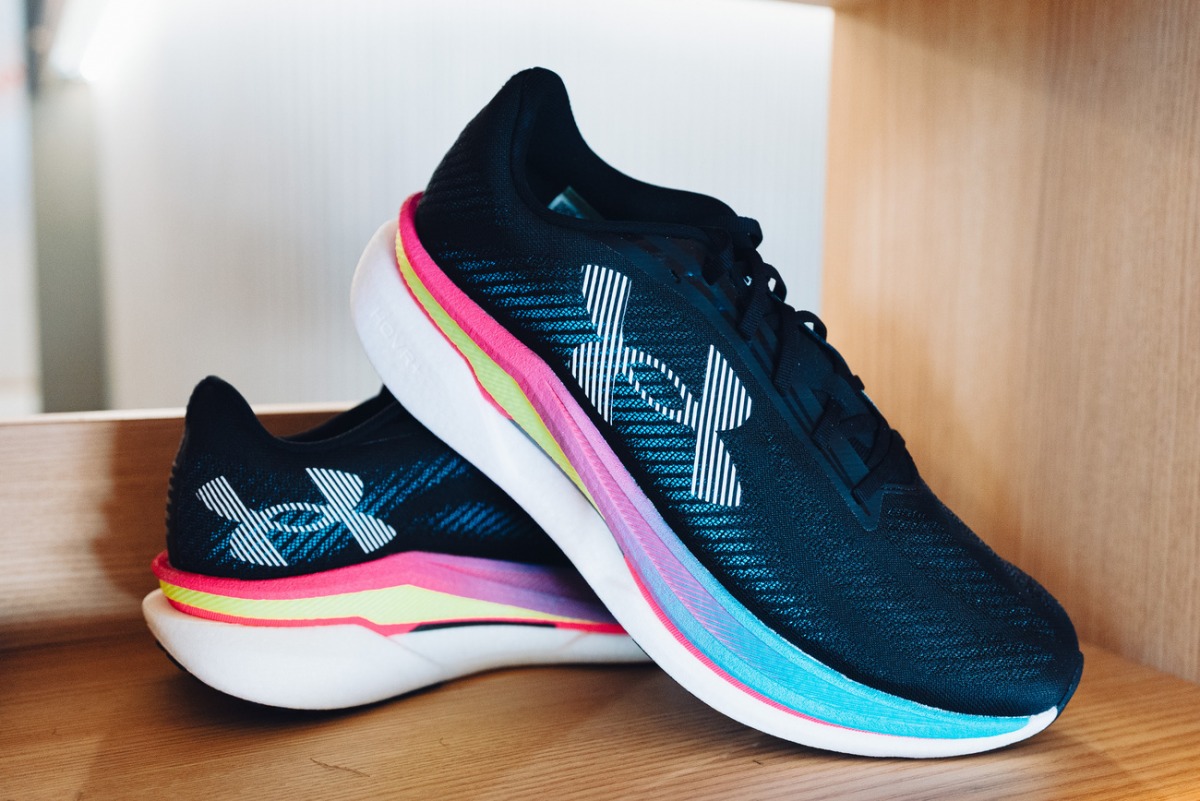 アンダーアーマー最新作『VELOCITI ELITE 3』発表！プレート搭載モデル