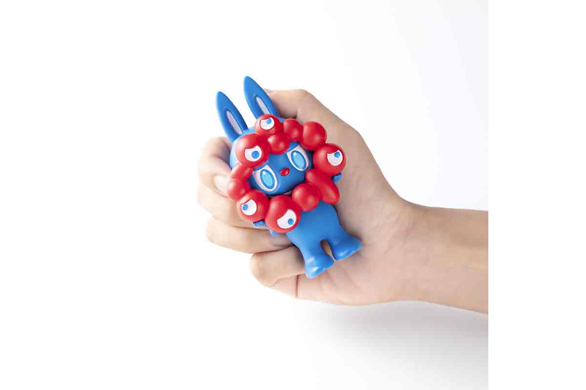 ラブブ」と「ミャクミャク」がコラボ、万博・会場内オフィシャルストア