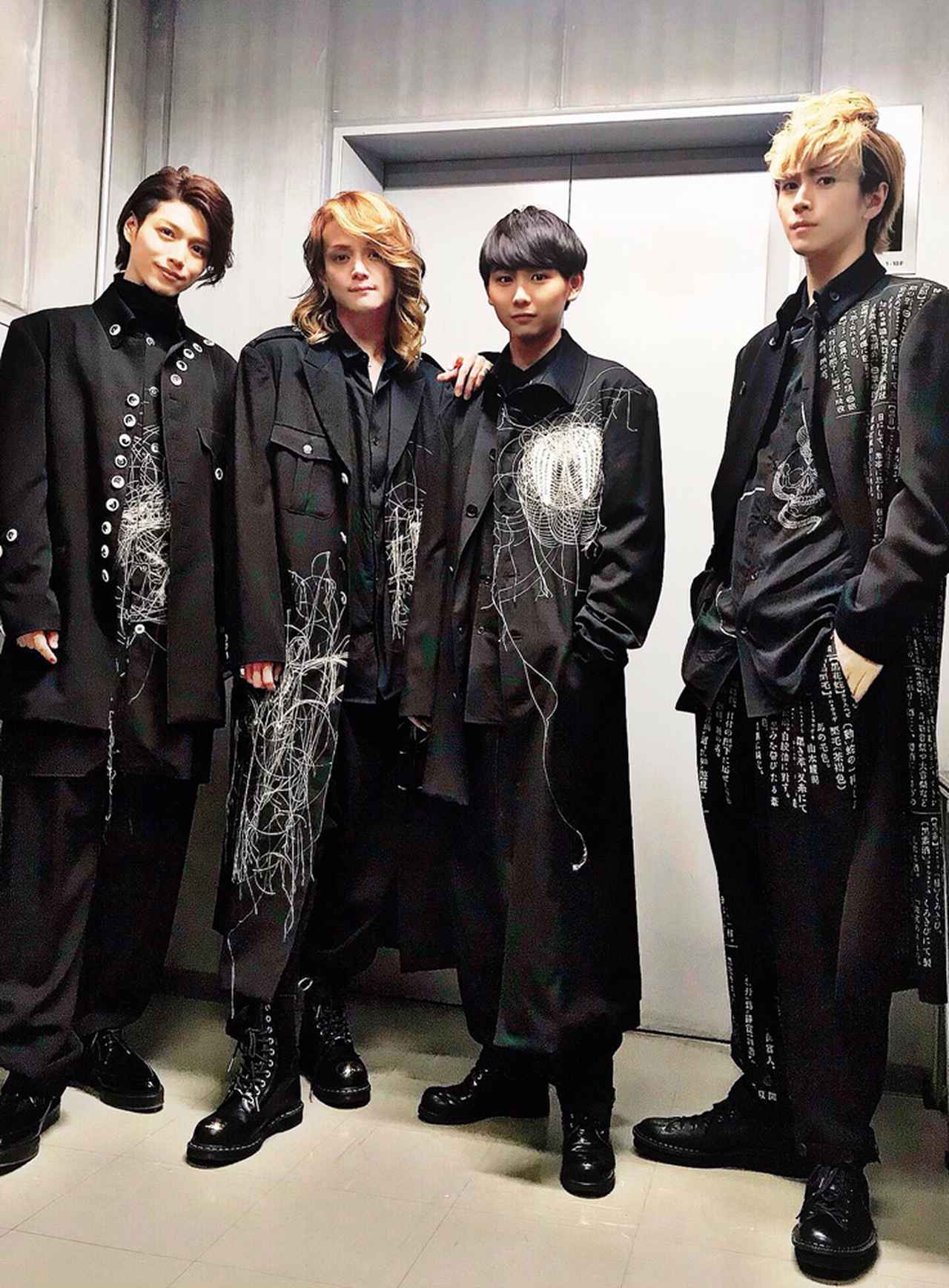 独特の世界観と色彩感覚で観る者を虜にする『遮那王─お江戸の