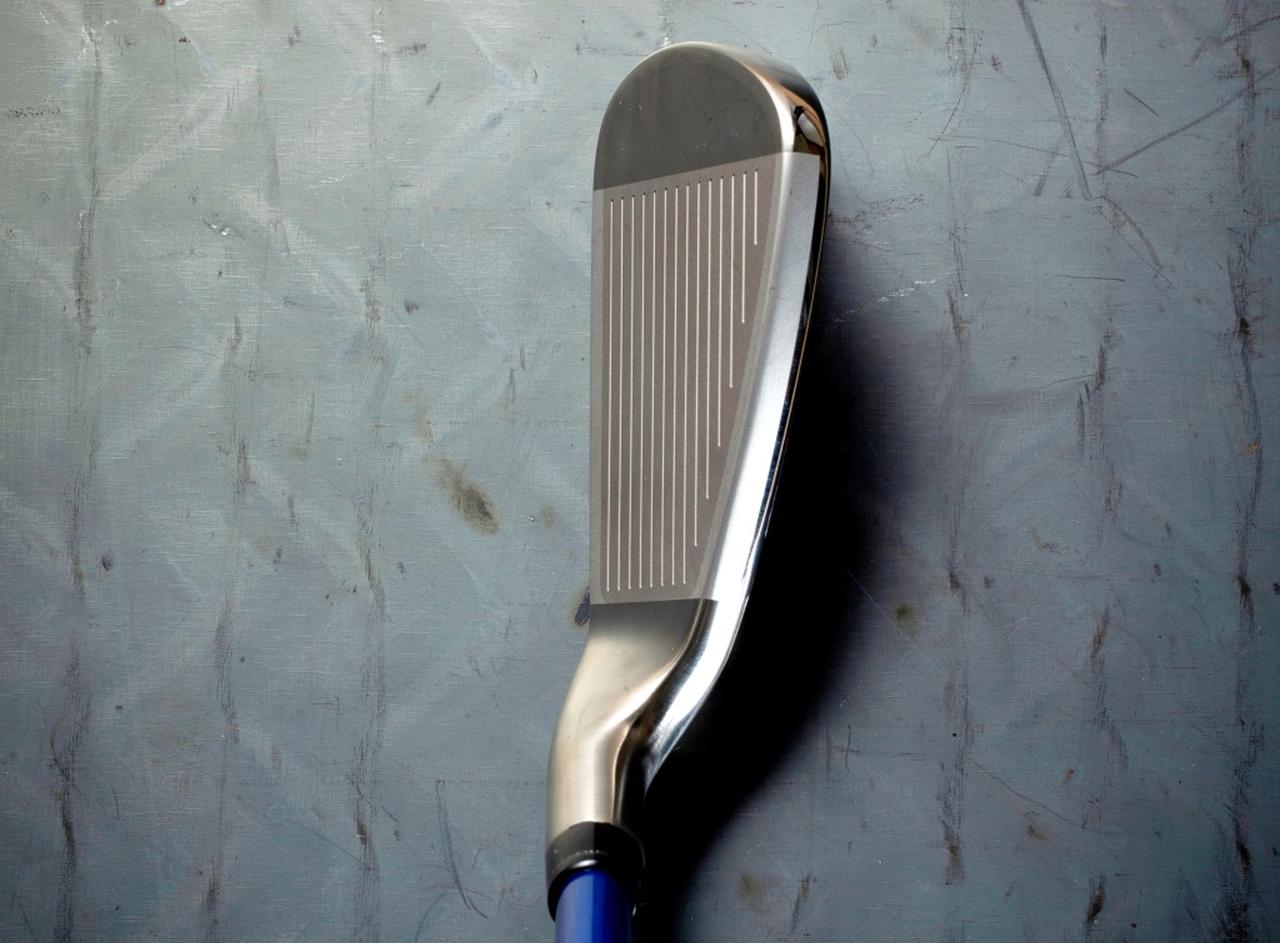 ゼクシオ13」と「オノフAKA」を試打！ やさしく飛ばせる理由を探った