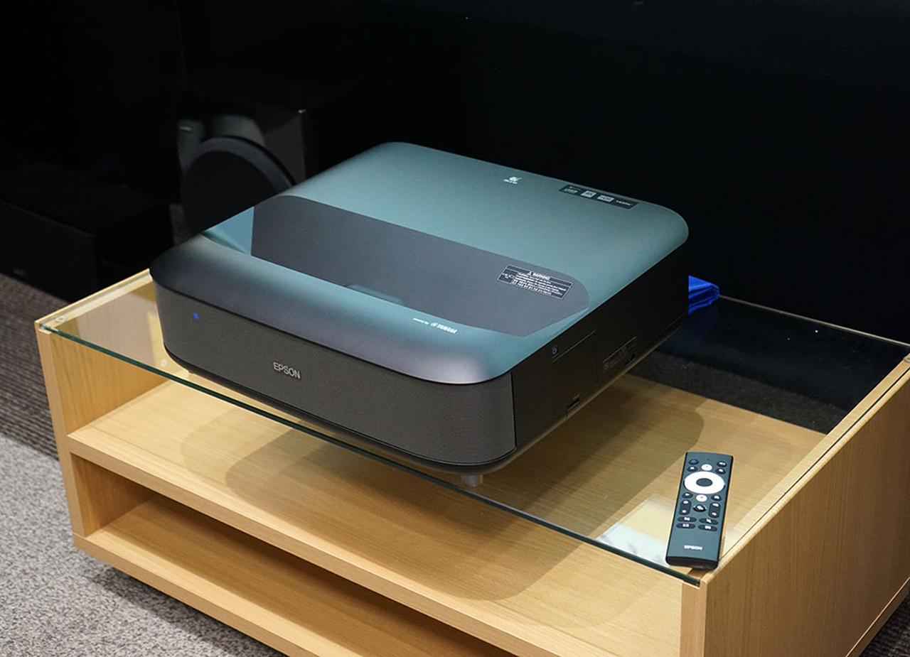 エプソンが、壁から約27cmで100インチの4K大画面を楽しめる超短焦点