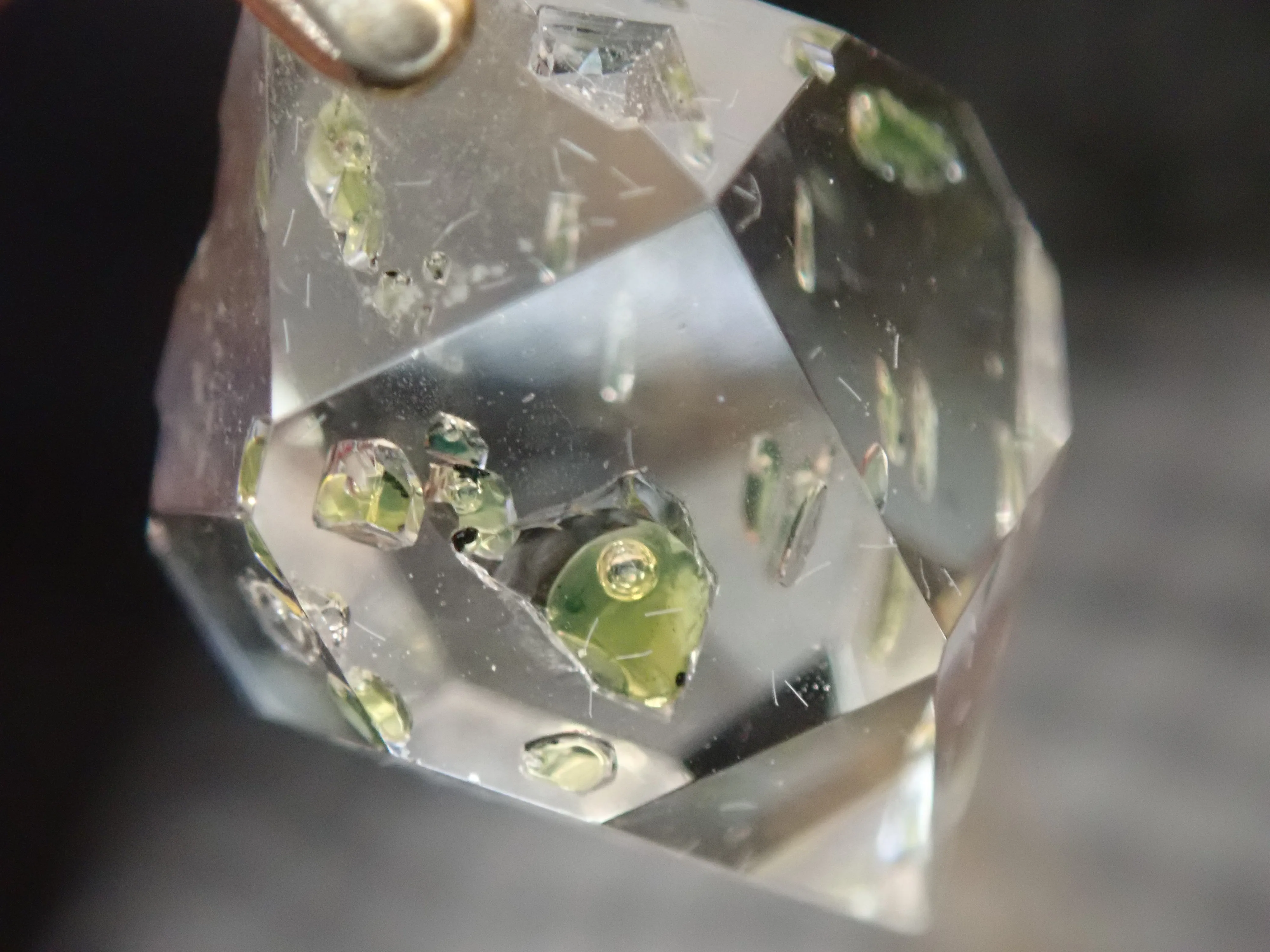 まるで飛行石！？オイルインクォーツ（石油入り水晶）が人気の理由4つ