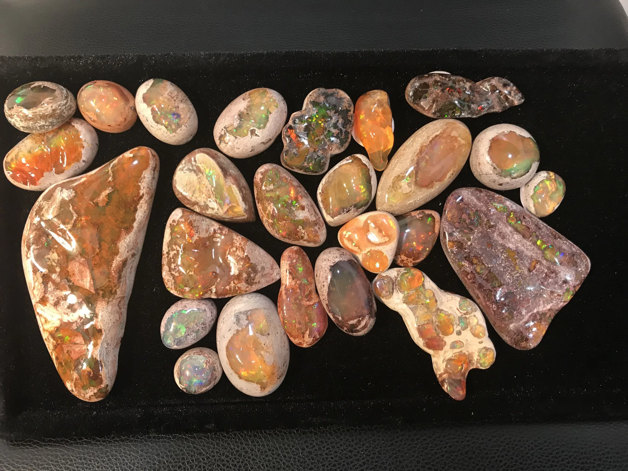 虹の卵のようなカンテラオパール。その魅力は？偽物ってあるの