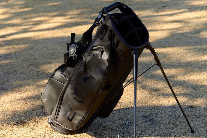 シンプルで高級感あふれる コブラ×プーマ×ベゼルのキャディバッグが