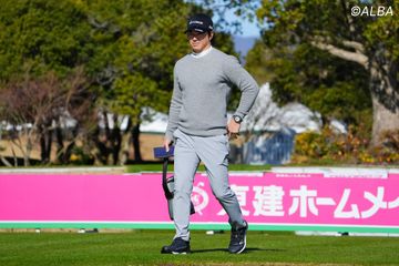 石川遼の足元に“N”のロゴ？ スニーカーのようなゴルフシューズを試し