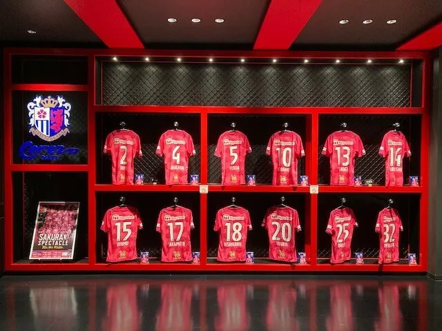 セレッソ大阪ファンにはたまらない選手のサイン付きユニフォームの展示