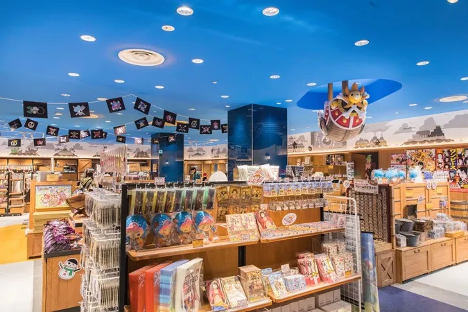 施設写真】 1階にあるグッズショップ「麦わらストア 東京ワンピース