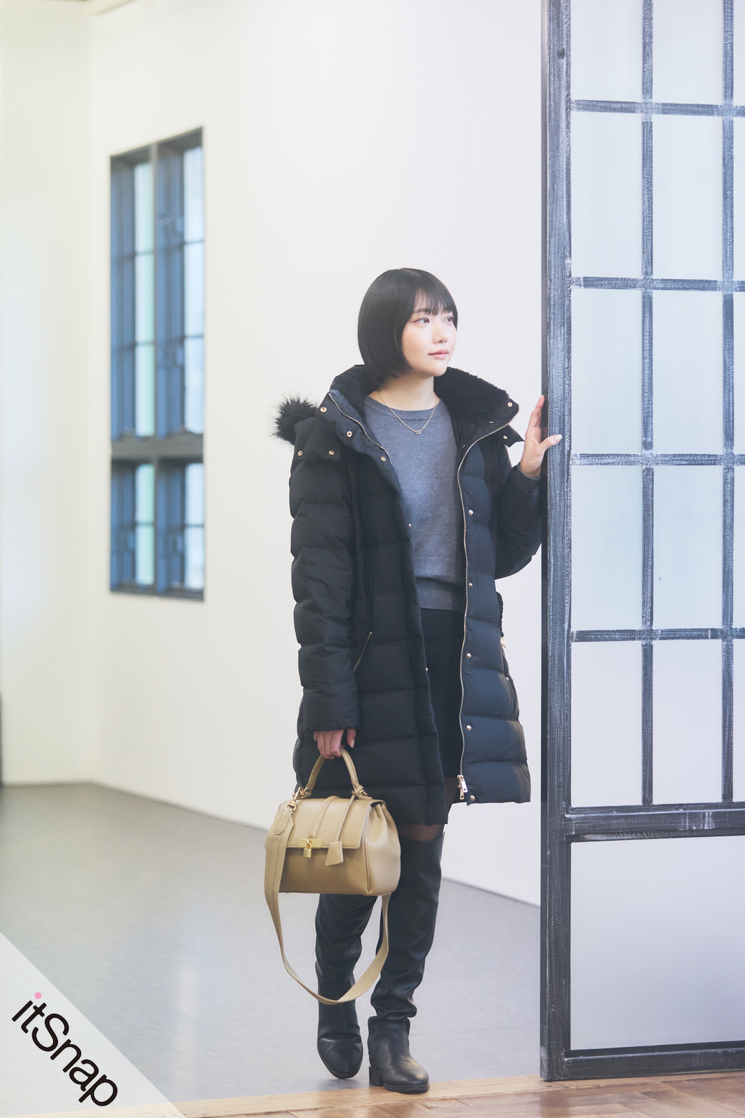 スリム見えするZARAのスマートダウンが 似合う2月のリアルモノトーン