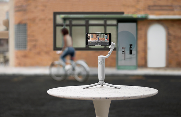 DJI、スマートフォン用スタビライザー「DJI OM 5」発表 – DRONE.jp