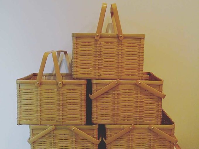 シンプルで丈夫な「おじろ角物店」の竹かご。用途はライフスタイルに