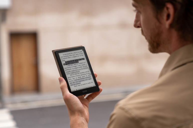 2GBRAM、32GBROMで大容量コンテンツに対応！300dpiのEInkを搭載したSKT