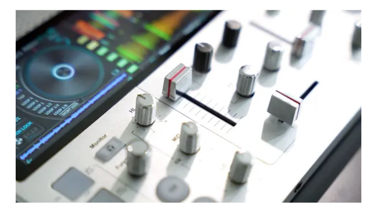 ターンテーブルもミキサーも不要！1台でDJプレイが完結するミュー