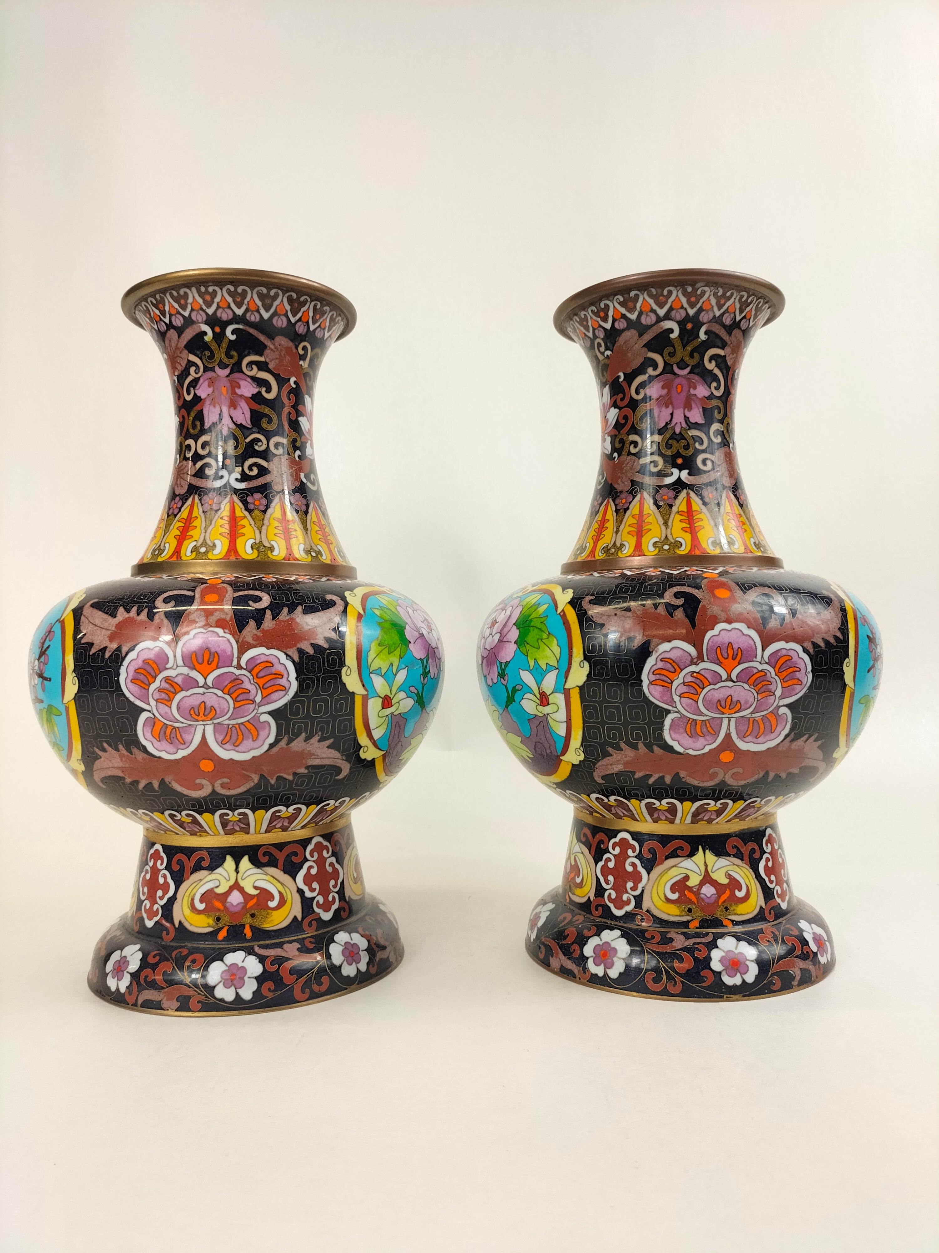 一对古董中国景泰蓝花瓶，饰有鸟和花// 民国时期（1912-1949 年