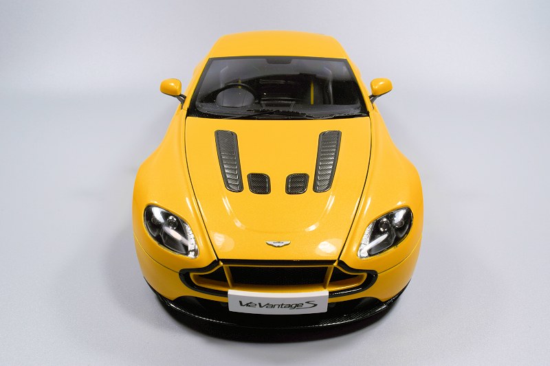 REVIEW: AUTOart Aston Martin V12 Vantage S • DiecastSociety.com