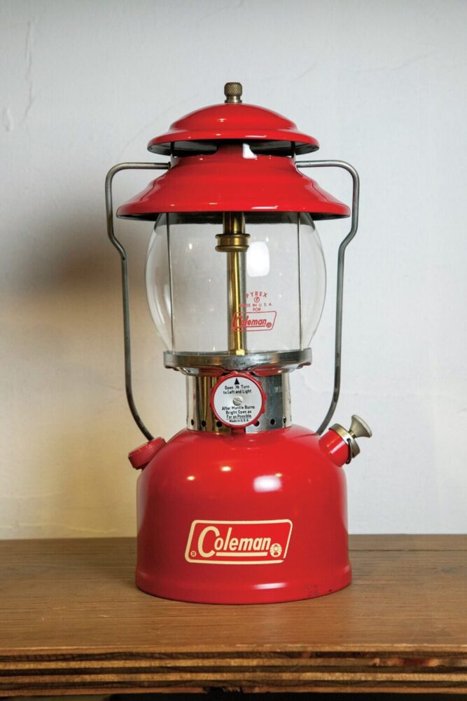柔らかい灯りでサイトの雰囲気を盛り上げる、コールマンのランタンの