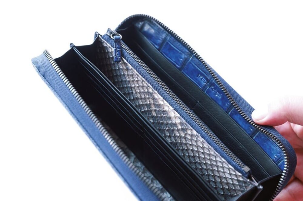 クロコダイルを藍染に。これぞ日本の技術で実現できた至極の財布