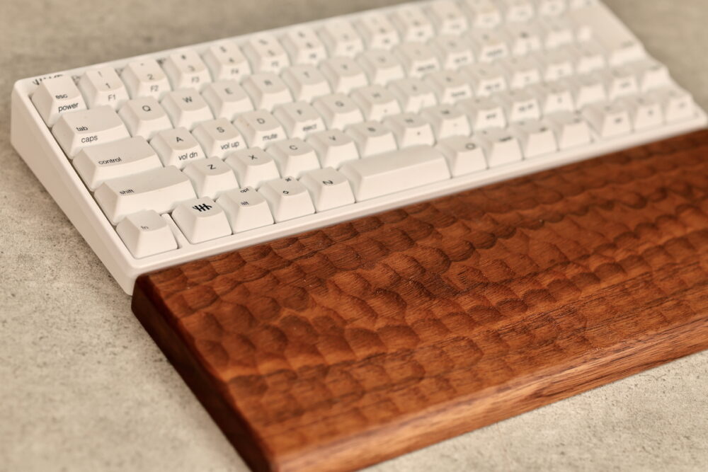 松葉製作所製の亀甲名栗パームレスト&ルーフで「気分はもう文豪