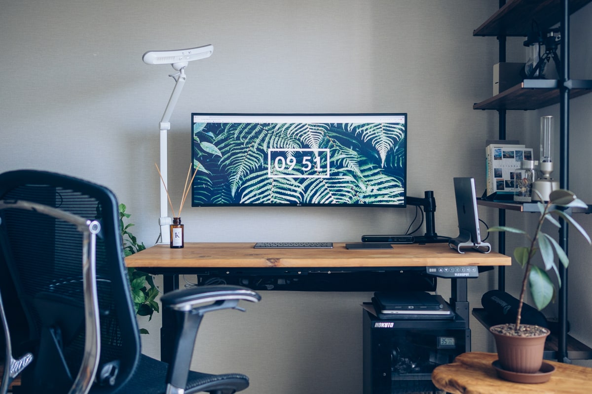 MacBookPro愛用ガジェットブロガーのデスク環境紹介 | デジスタ