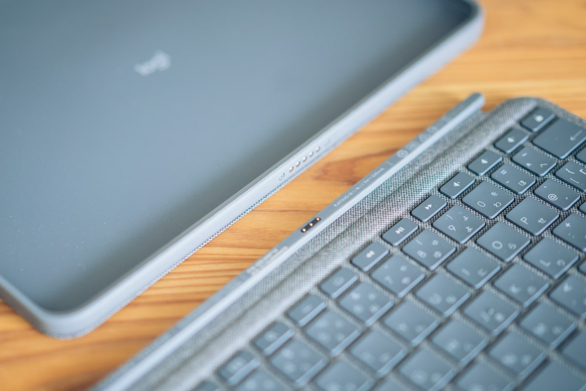 ロジクール Combo Touch レビュー！MagicKeyboardと比較してわかった