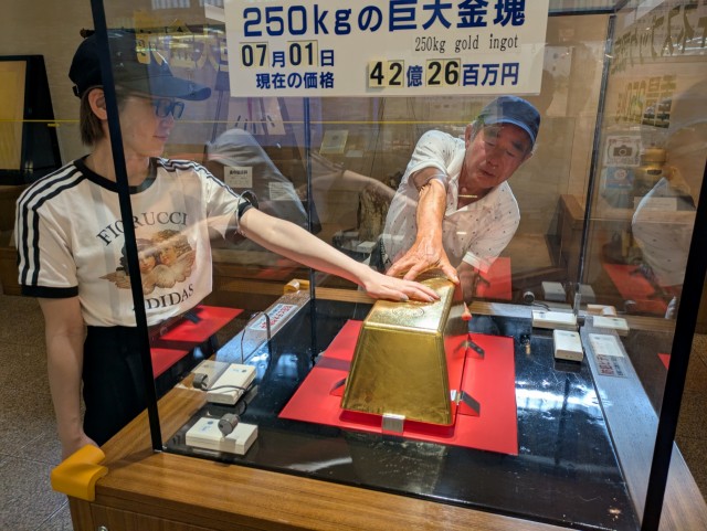 世界一金塊、展示終了へ 最高値44億円、管理コスト上昇 今後レプリカ