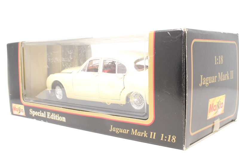 Maisto 31833 Jaguar Mark II (1959) in Cream - Hattons