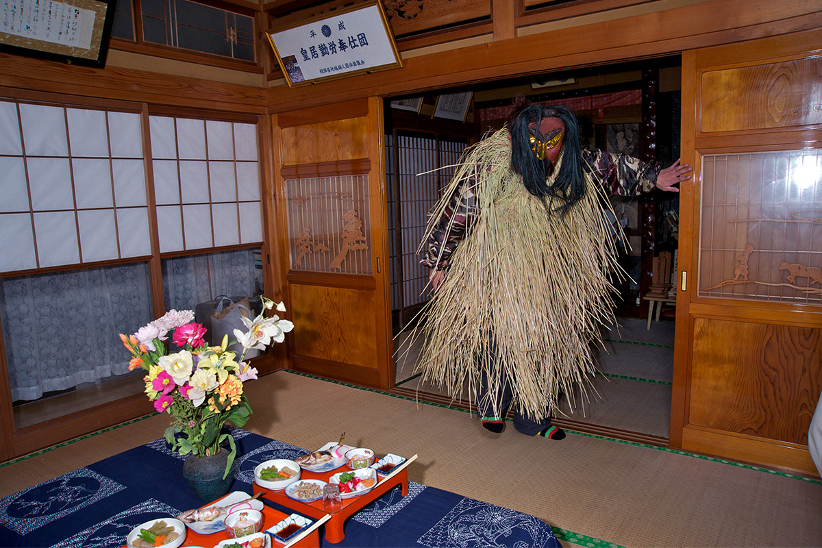 秋田県男鹿《なまはげ柴灯まつり》 神か鬼か？冬の夜をなまはげが